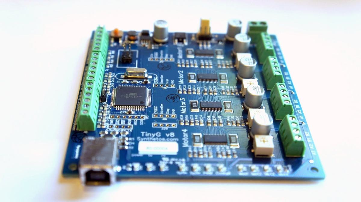 TinyG v8 board: ATxmega192 microcontroller, four motor driver channels with screw terminals, USB connector